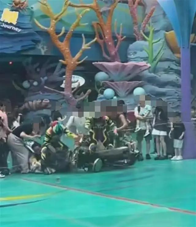 杂技表演摩托压倒多名儿童，度假区回应（图） - 1