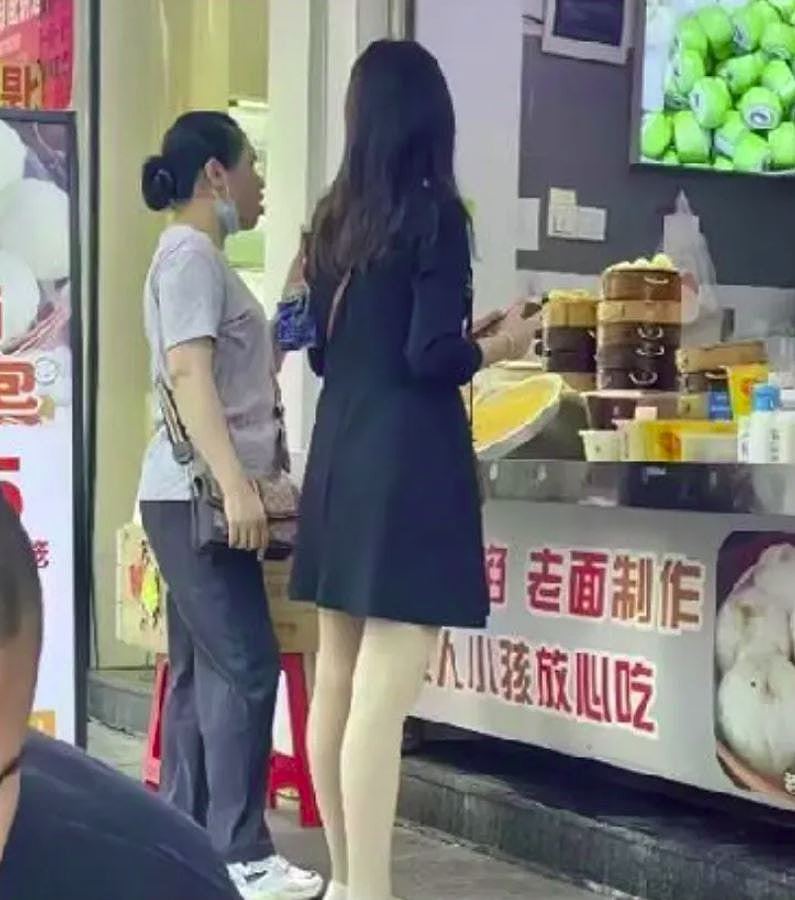 街头“仙气长腿美女”疯传！背影劲迷人，正脸曝光超震撼：心碎了（组图） - 1