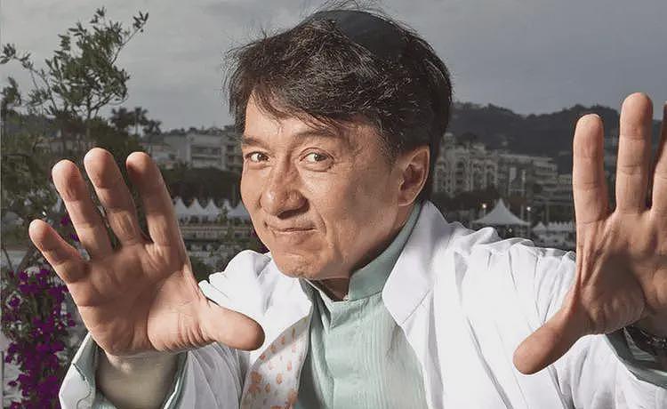 71岁成龙在四川买房，到楼盘监督装修，看起来很疲惫，苍老了好多（组图） - 12