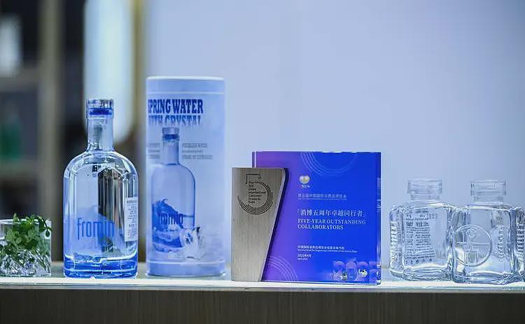 一瓶饮用水988元!内含三颗天然水晶,高端水到底谁在买?(组图) - 3