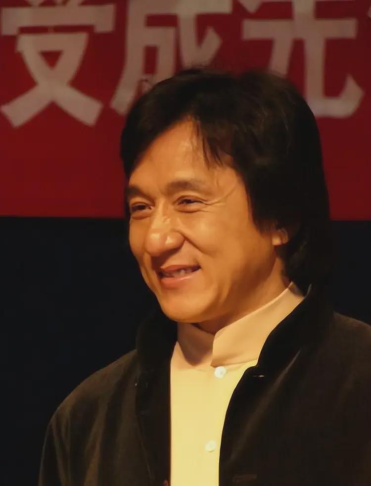 71岁成龙在四川买房，到楼盘监督装修，看起来很疲惫，苍老了好多（组图） - 11