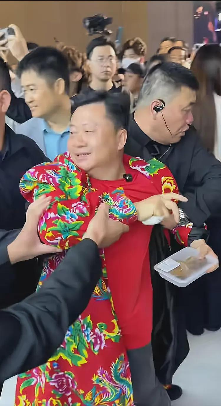 卤鹅哥投喂周鸿祎爆发冲突,网友:做事情要分场合,适可而止(视频/组图) - 2