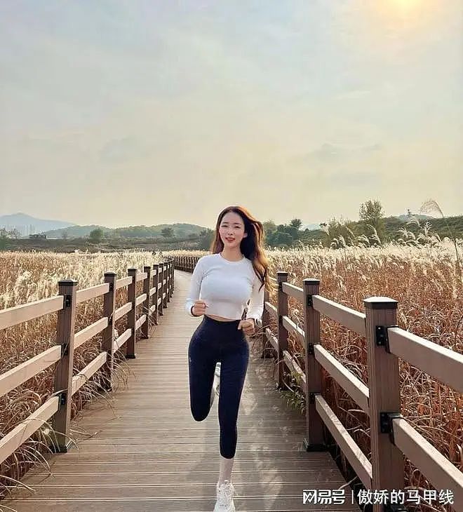 【美女】肤白如雪曲线撩人，极品身材的小姐姐，做你女盆友几点回家？（组图） - 19