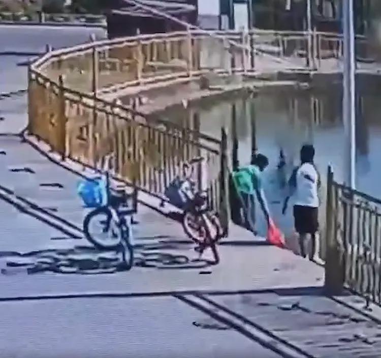 广东两男童溺水致死，监控曝光路人见死不救，网友一边倒：不敢救（视频/组图） - 10