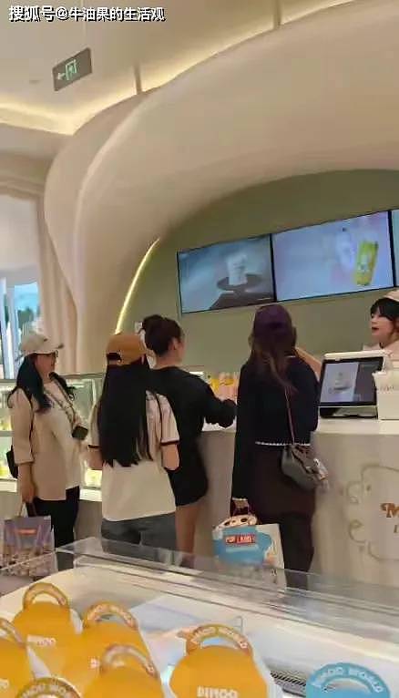 大S女儿回北京首露面,戴鸭舌帽长发及腰....(组图) - 2