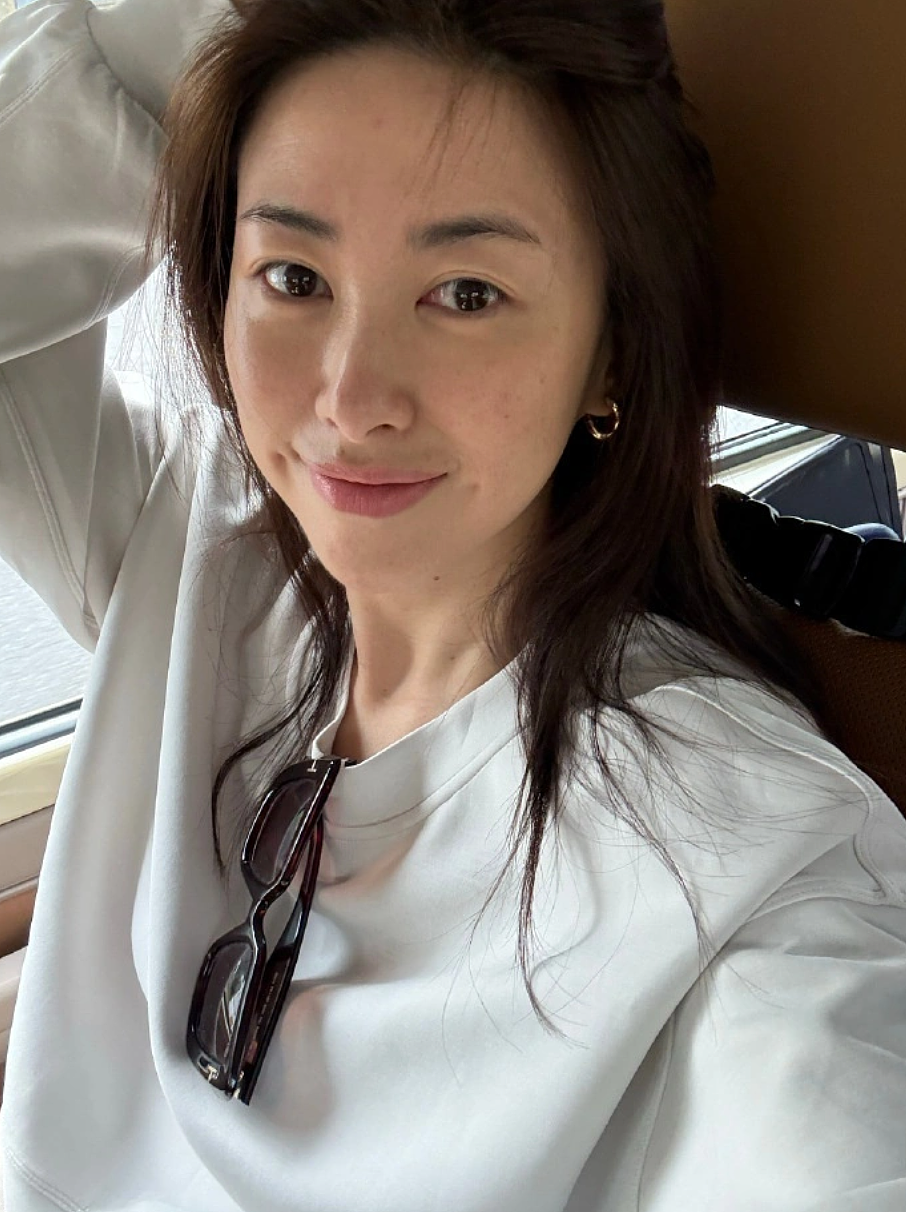 冲上热搜！41岁朱珠晒素颜照，曾连续10年上榜“全球百位最美面孔”（组图） - 3