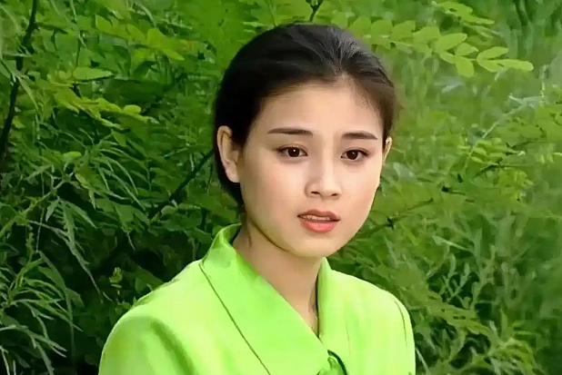 宋祖儿坦言自己大小眼，盘点那些五官有缺点，但整体却很美的明星（组图） - 20