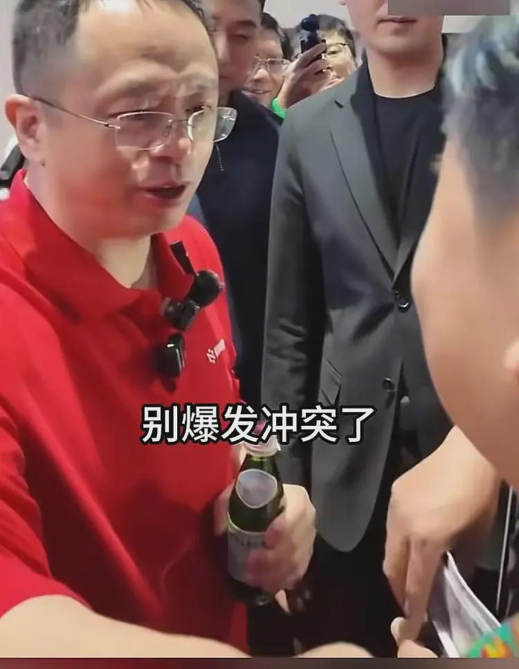 卤鹅哥投喂周鸿祎爆发冲突,网友:做事情要分场合,适可而止(视频/组图) - 4