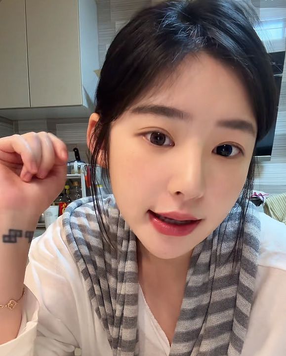 黄一鸣晒女儿近况，孩子反颌严重不见干预，跟王思聪讨钱又失败（组图） - 1