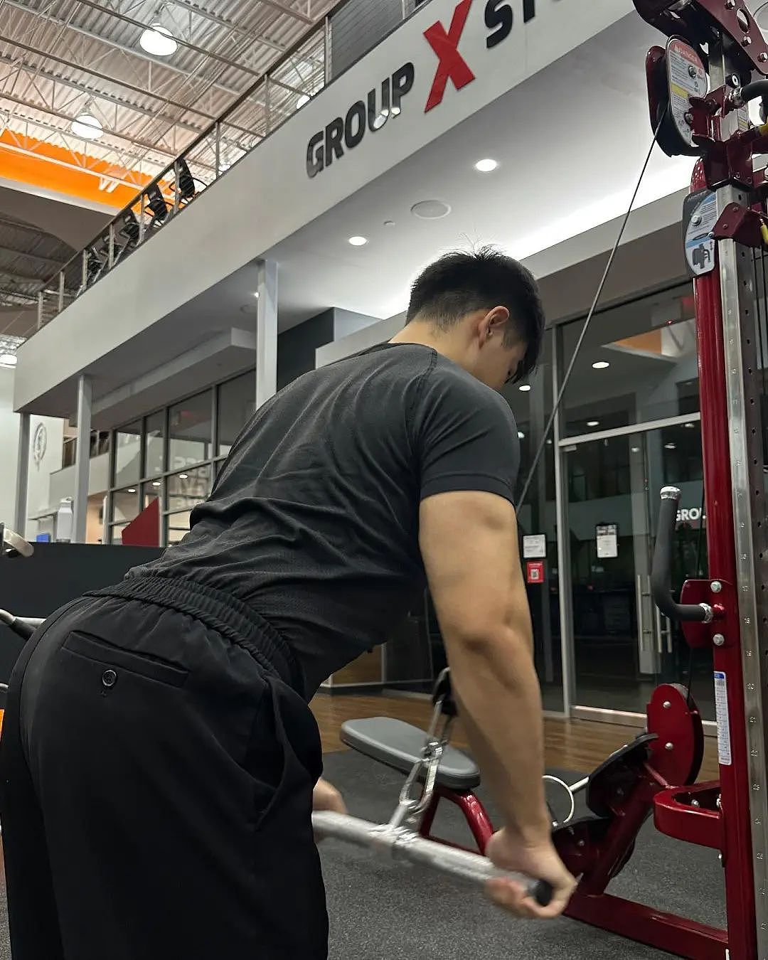 【帅哥】23岁美国留学小哥哥,倒三角背阔肌胸大肌,这两块肌肉让你看了欲罢不能(组图) - 2