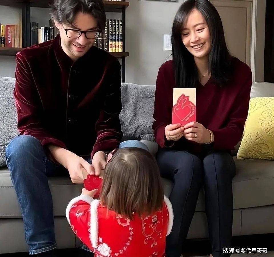 一婚嫁富二代,二婚嫁老外,三婚嫁小4岁韩国人,43岁的她如今怎样了?(组图) - 6