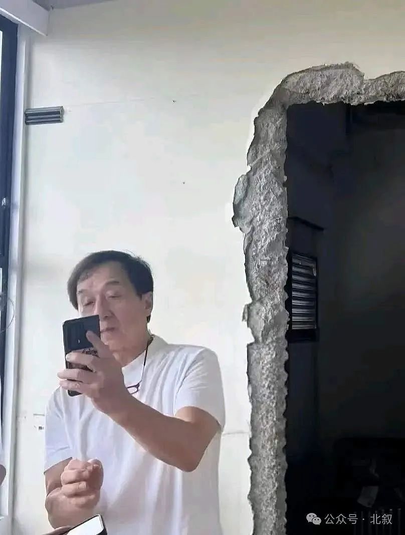 71岁成龙在四川买房，亲赴装修现场，看起来很疲惫，苍老了好多（组图） - 2