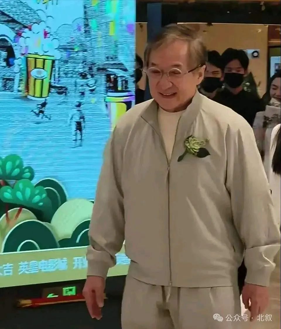 71岁成龙在四川买房，亲赴装修现场，看起来很疲惫，苍老了好多（组图） - 6