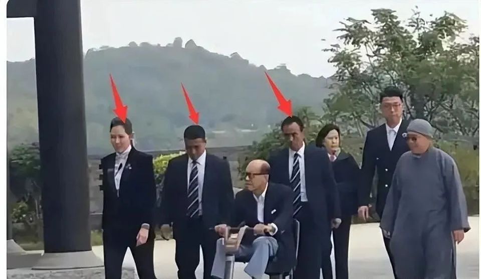 看了郭晶晶霍启刚一家旅游的合照,才知道霍家和一般豪门的区别(组图) - 9