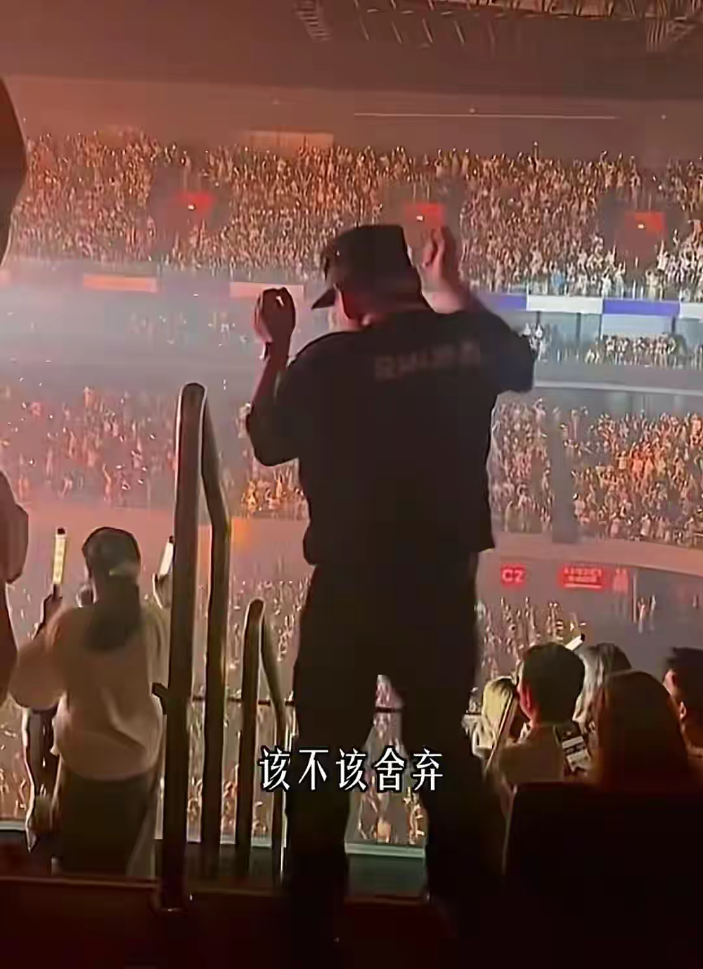 时隔20年的演唱会,还是变成了谢霆锋与王菲的恩爱秀场(组图) - 10