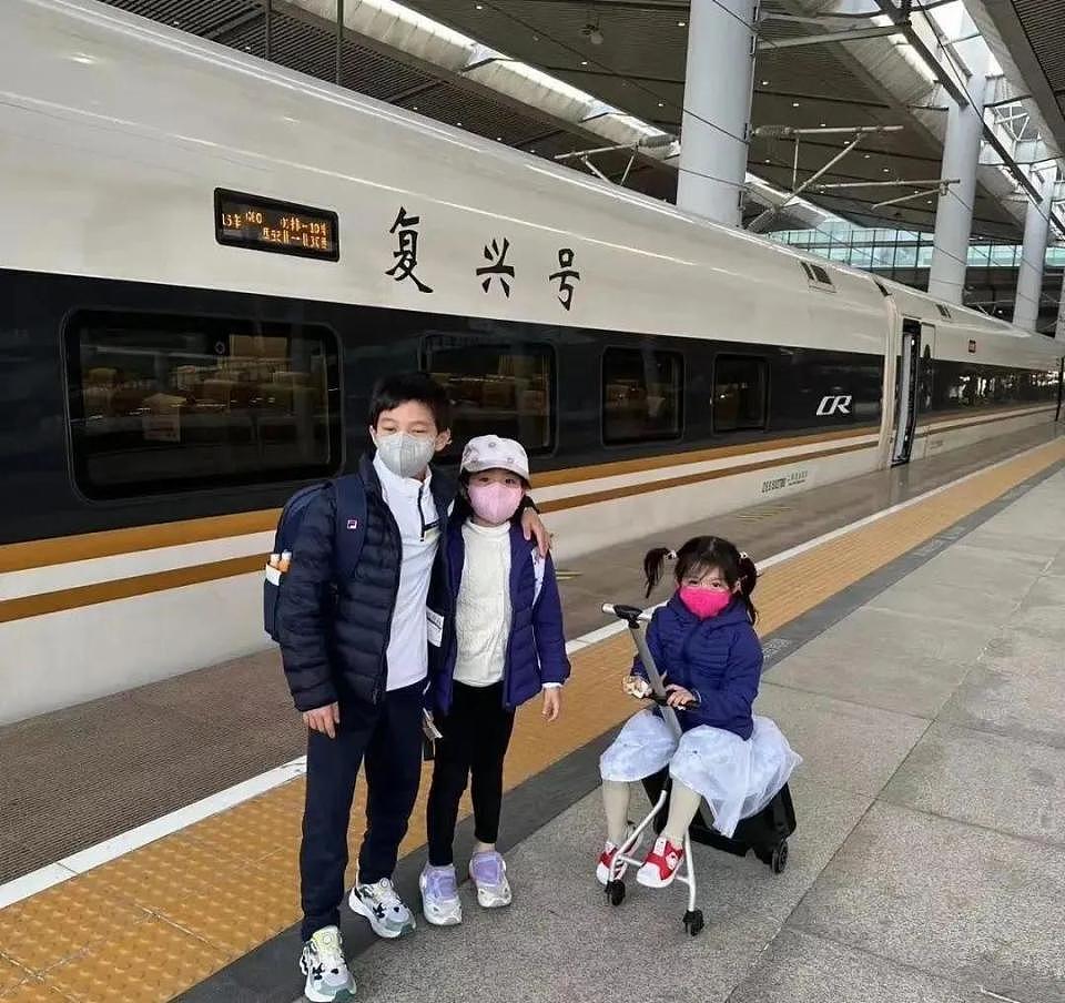 看了郭晶晶霍启刚一家旅游的合照,才知道霍家和一般豪门的区别(组图) - 13