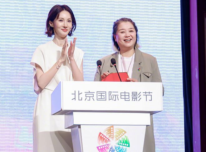 北影节红毯：金晨变样，杨紫眼妆奇怪，我却被孙俪惊艳了（组图） - 4