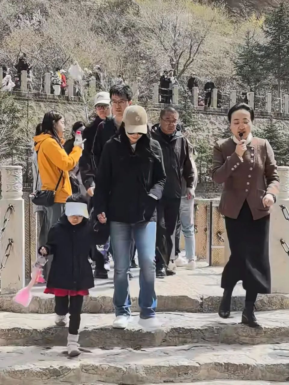 看了郭晶晶霍启刚一家旅游的合照,才知道霍家和一般豪门的区别(组图) - 2
