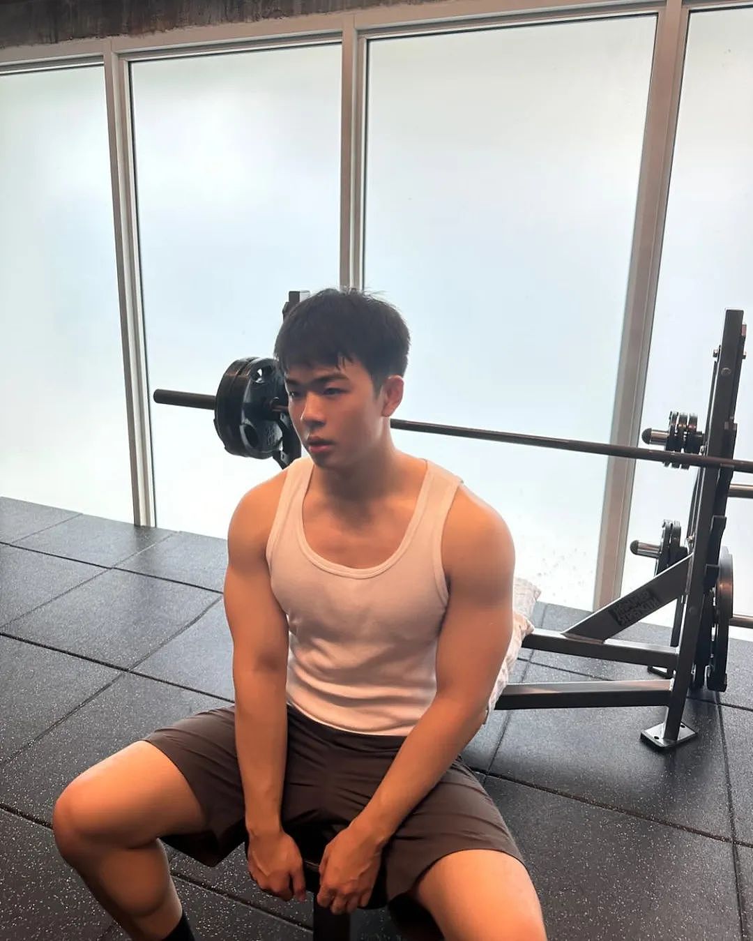 【帅哥】23岁美国留学小哥哥,倒三角背阔肌胸大肌,这两块肌肉让你看了欲罢不能(组图) - 8
