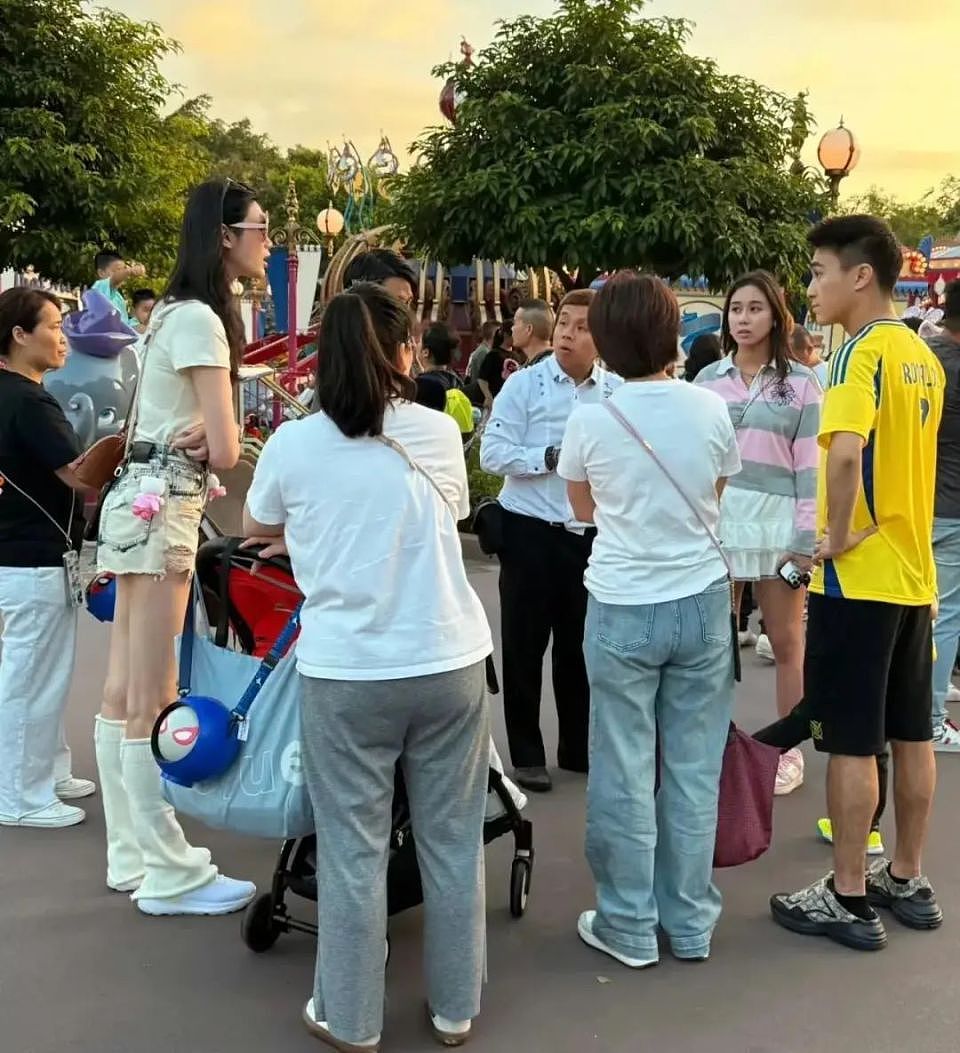 看了郭晶晶霍启刚一家旅游的合照,才知道霍家和一般豪门的区别(组图) - 6