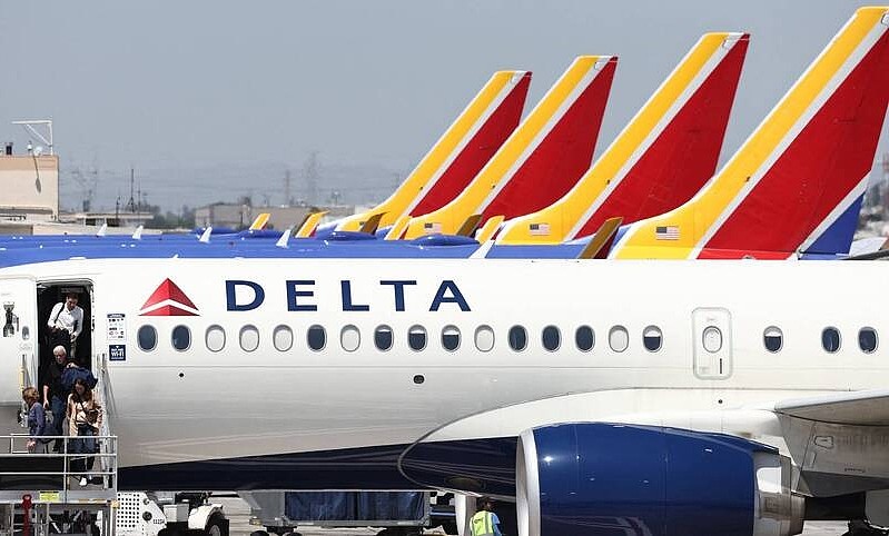 达美航空突征自愿者下机，他举手秒赚9万（图） - 1