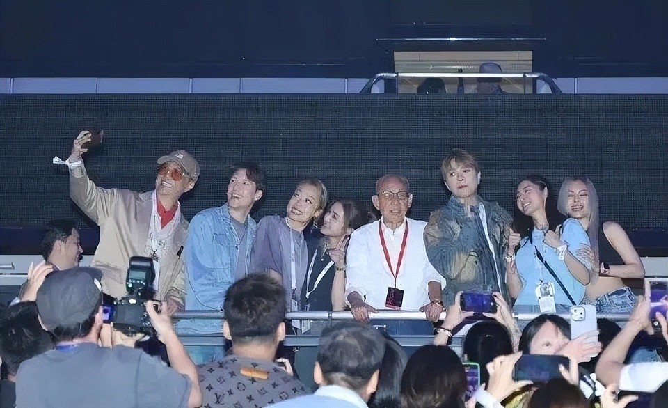 时隔20年的演唱会,还是变成了谢霆锋与王菲的恩爱秀场(组图) - 4