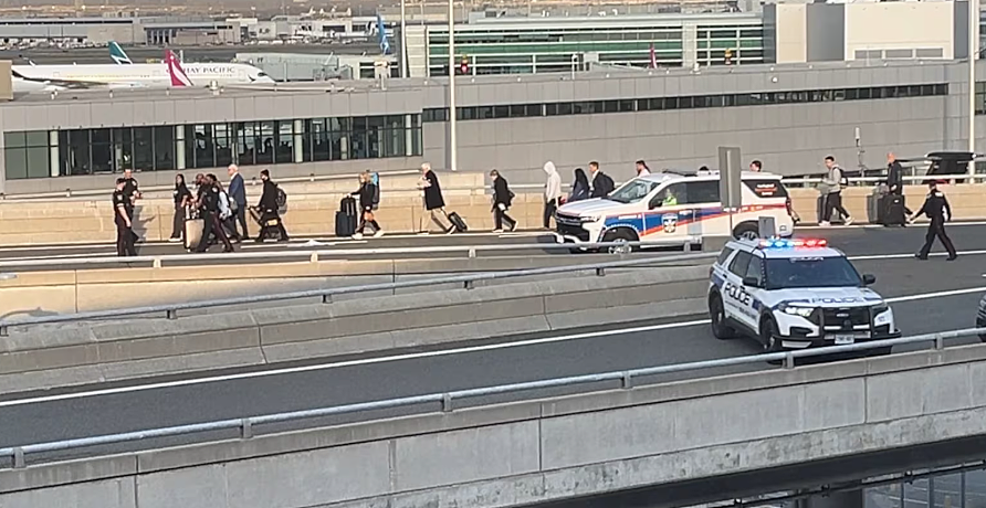加拿大机场突发爆枪案，航站楼大乱！10声枪响吓疯上万旅客，有人丧命！大批航班延误（视频/组图） - 2