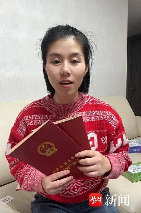 女子举着两个房产证寻找亲生父母，只想知道自己的身世（组图） - 1