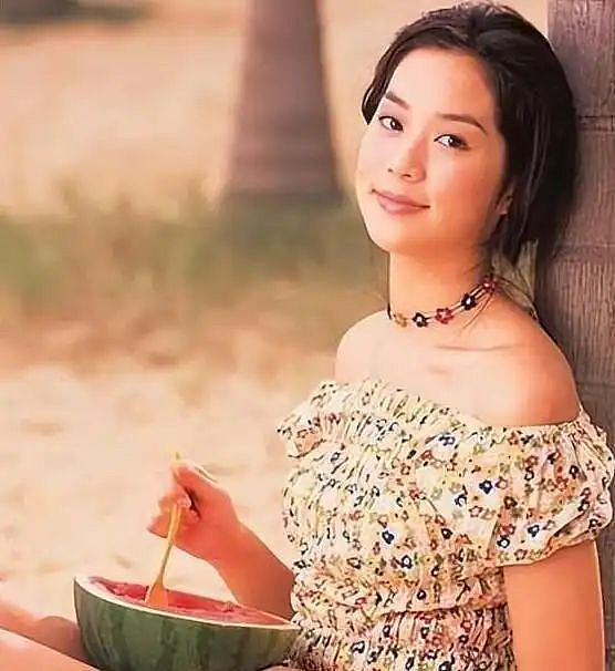 被大佬“藏”起来的4位女星,年轻时个个人间尤物(组图) - 15