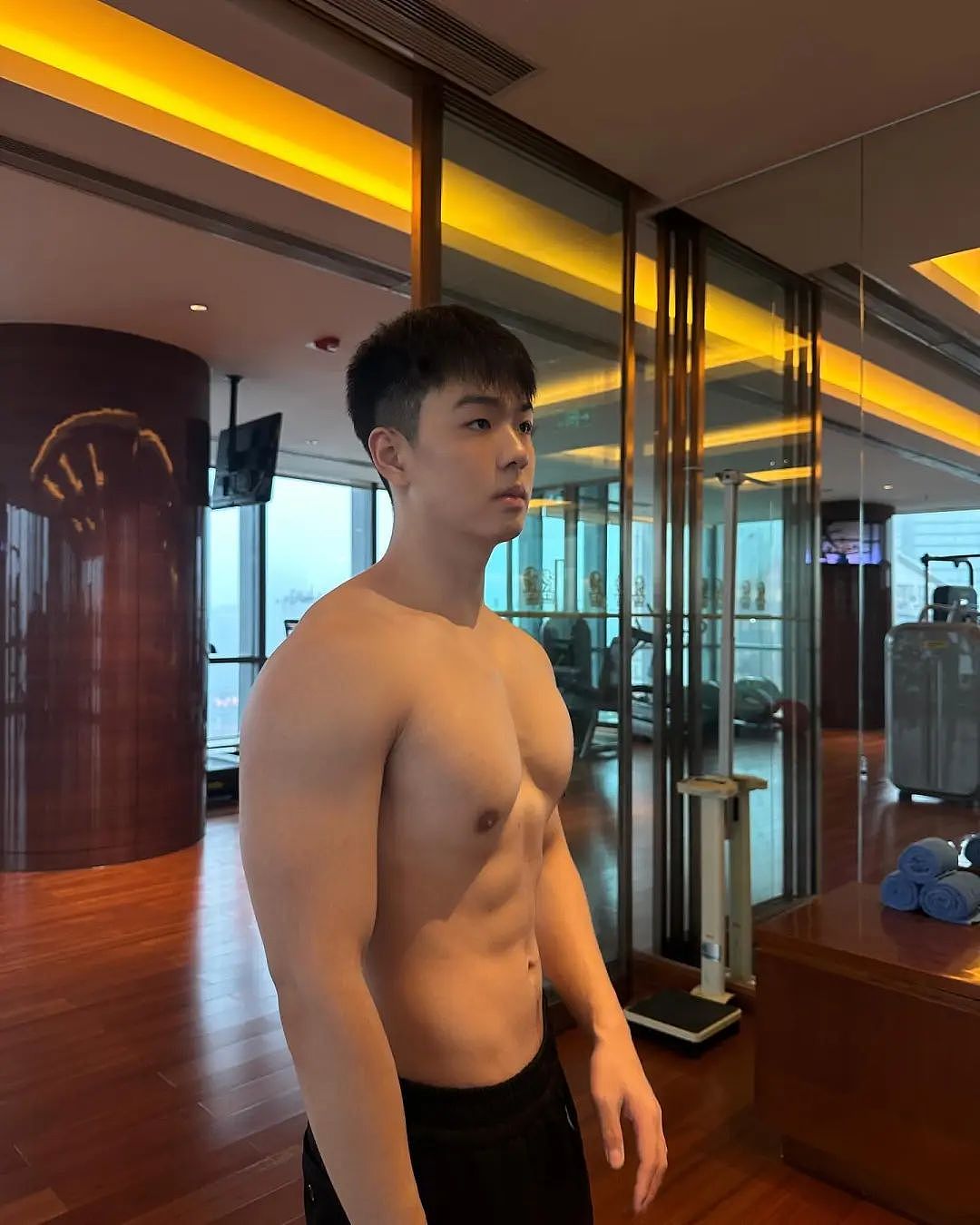【帅哥】23岁美国留学小哥哥,倒三角背阔肌胸大肌,这两块肌肉让你看了欲罢不能(组图) - 5