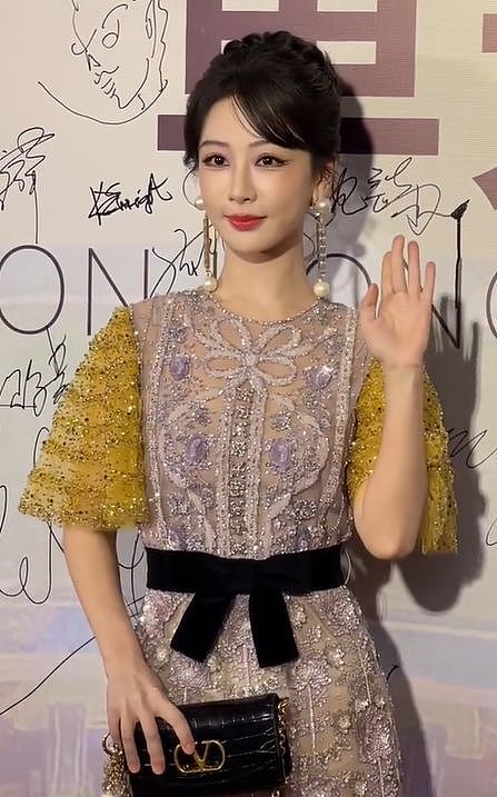 北影节红毯：金晨变样，杨紫眼妆奇怪，我却被孙俪惊艳了（组图） - 9