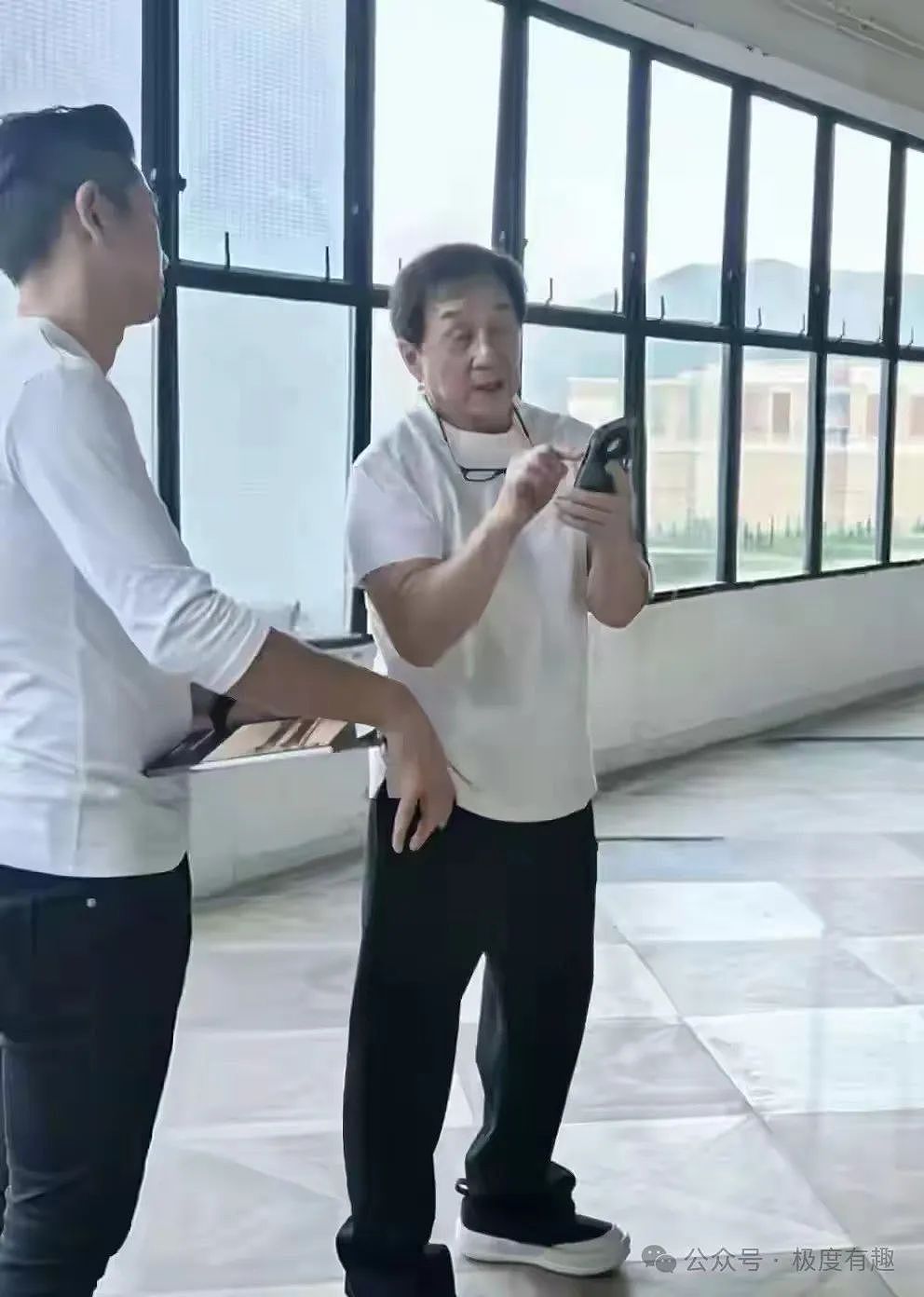 71岁成龙在四川买房，亲赴装修现场，看起来很疲惫，苍老了好多（组图） - 3