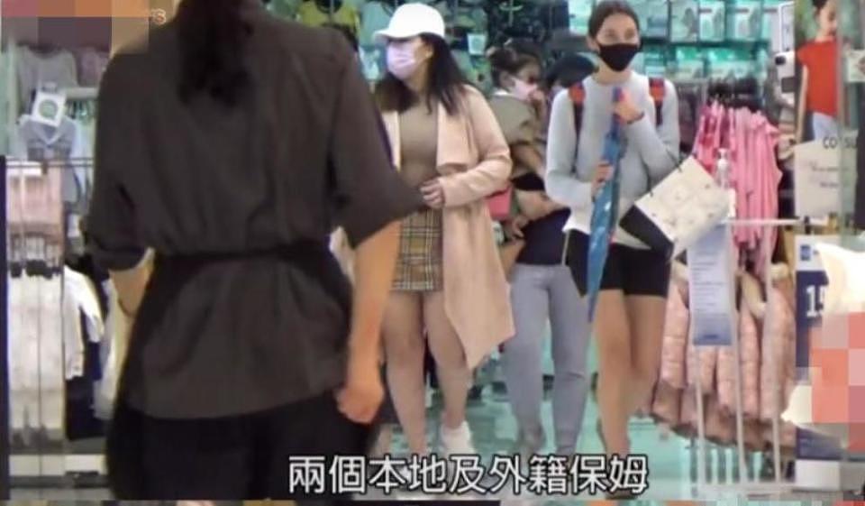 看了郭晶晶霍启刚一家旅游的合照,才知道霍家和一般豪门的区别(组图) - 7