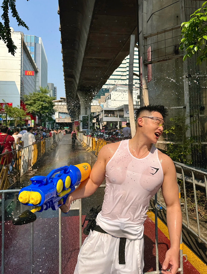 【帅哥】31岁重庆家居博主,圆润胸肌与平坦腹肌,这若隐若现肉感引路人围攻(组图) - 5