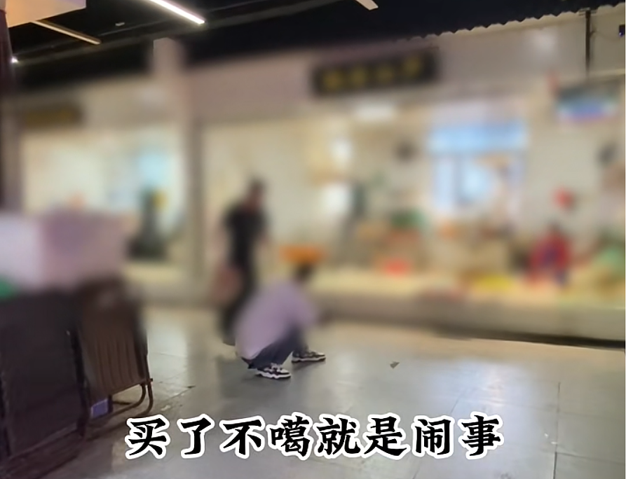 探店博主买鱼拒杀被砸秤砣，摊主：不杀是闹事（组图） - 1