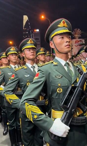 解放军仪仗队现身胡志明市，越南迷妹狂飙中文：老公好帅（视频/组图） - 4