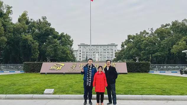 儿子从国企辞职“二战”考上北大研究生，母亲被惊成静止画面（视频/组图） - 4