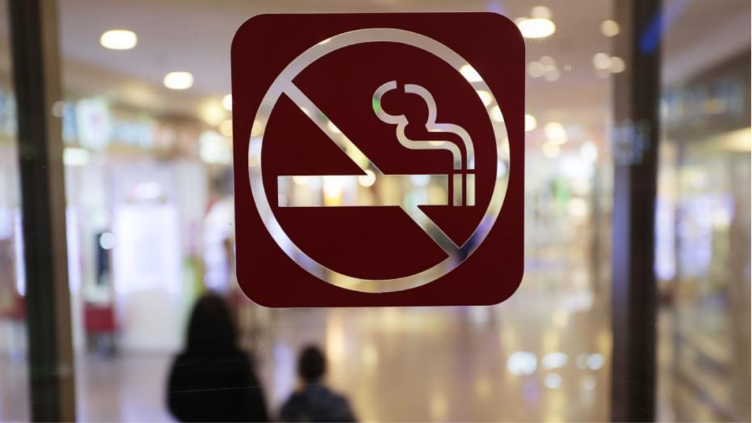 冲上热搜!在香港排队时抽烟将罚款,网友评论……(组图) - 2