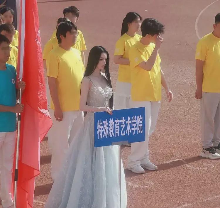 被挂上热搜的“西安美院举牌女生”，撕开了当下社会最病态的现象（组图） - 2