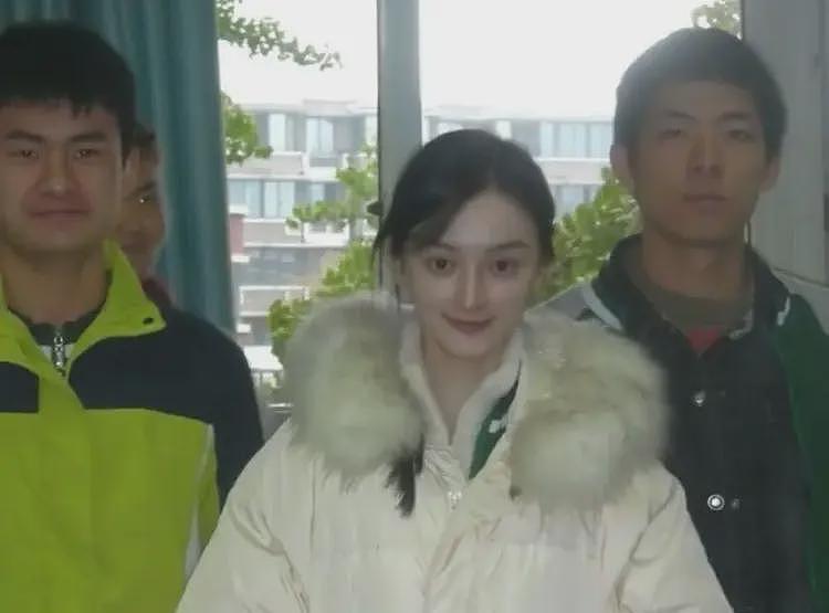 被挂上热搜的“西安美院举牌女生”，撕开了当下社会最病态的现象（组图） - 11