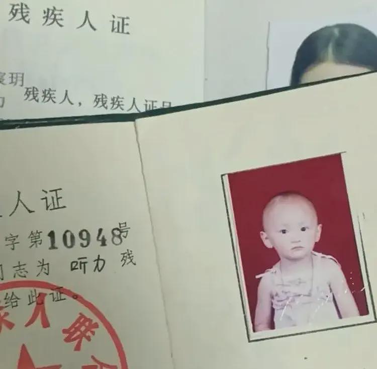 被挂上热搜的“西安美院举牌女生”，撕开了当下社会最病态的现象（组图） - 9