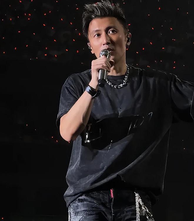 冲上热搜！谢霆锋演唱会半个娱乐圈来了，对着王菲唱定情曲，女方激动捧场（视频/组图） - 2