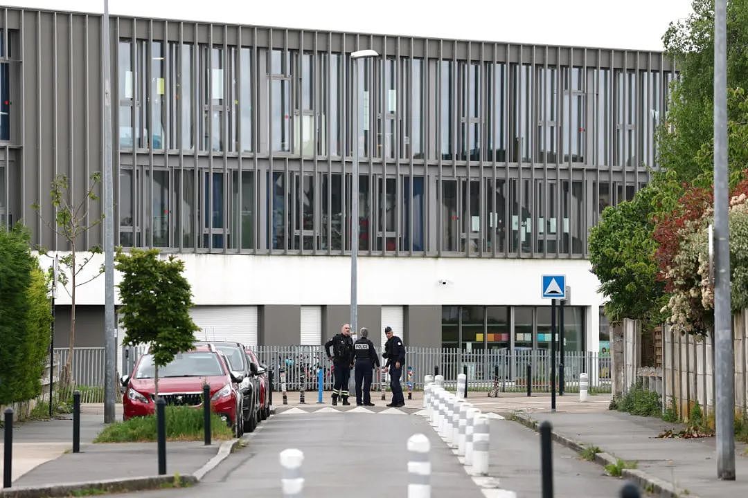南特校园袭击案：16岁少年写13页杀人宣言后，用刀刺向同学！少女惨死，全法震惊（组图） - 4