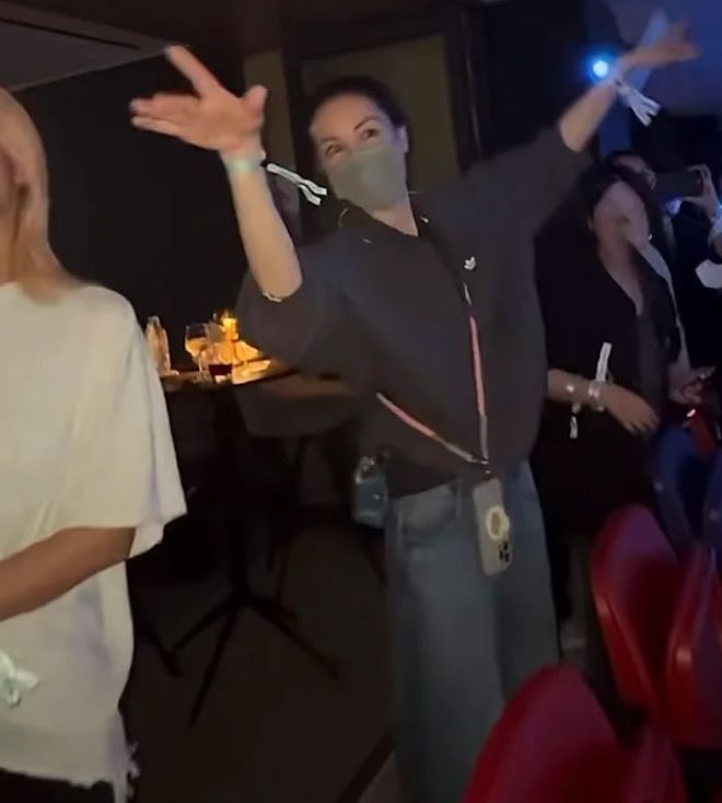 冲上热搜！谢霆锋演唱会半个娱乐圈来了，对着王菲唱定情曲，女方激动捧场（视频/组图） - 14
