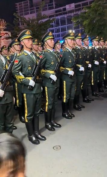 解放军仪仗队现身胡志明市，越南迷妹狂飙中文：老公好帅（视频/组图） - 3