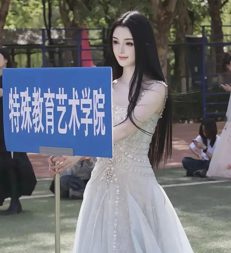 被挂上热搜的“西安美院举牌女生”，撕开了当下社会最病态的现象（组图） - 1