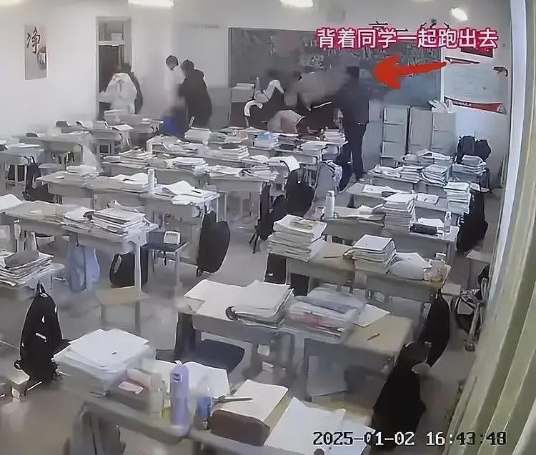 被挂上热搜的“西安美院举牌女生”，撕开了当下社会最病态的现象（组图） - 27