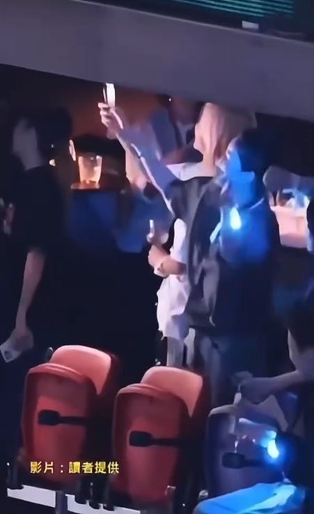 冲上热搜！谢霆锋演唱会半个娱乐圈来了，对着王菲唱定情曲，女方激动捧场（视频/组图） - 12