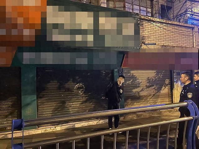 男子买300元商品却扫码支付19999元，店主感觉蹊跷报警（组图） - 1