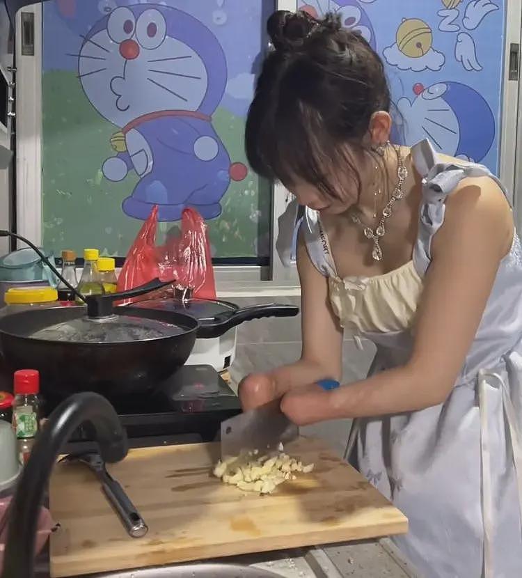 被挂上热搜的“西安美院举牌女生”，撕开了当下社会最病态的现象（组图） - 17